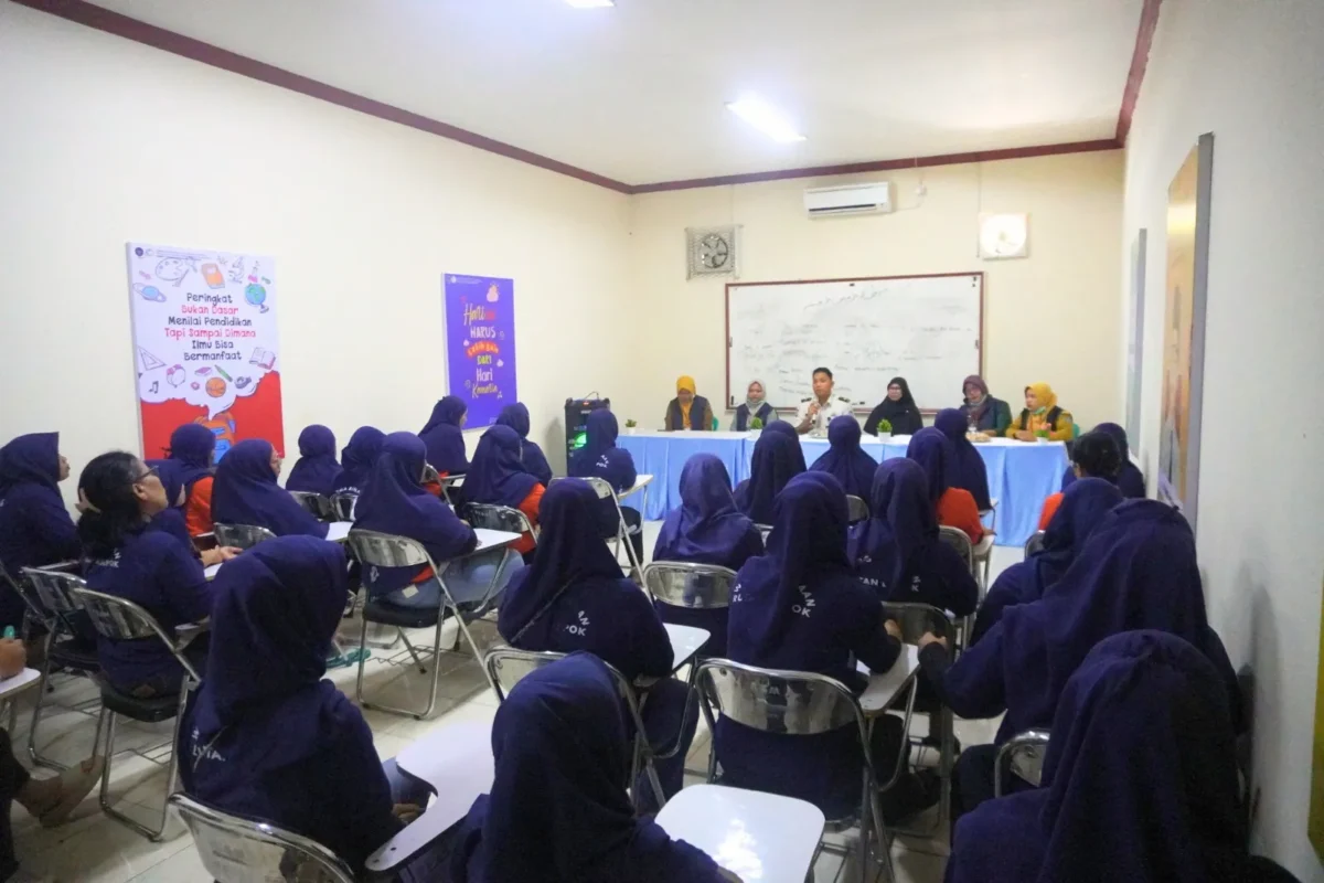 Petugas medis memeriksa kesehatan warga binaan dalam kegiatan skrining HPV di Rutan Kelas I Depok. (Posnews/MO)
