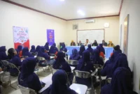 Petugas medis memeriksa kesehatan warga binaan dalam kegiatan skrining HPV di Rutan Kelas I Depok. (Posnews/MO)
