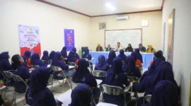 Petugas medis memeriksa kesehatan warga binaan dalam kegiatan skrining HPV di Rutan Kelas I Depok. (Posnews/MO)
