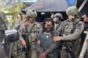 Petugas Satgas Operasi Damai Cartenz 2026 mengamankan terduga anggota KKB Kodap VIII Intan Jaya berinisial EK saat operasi patroli di Kampung Bilogai, Distrik Sugapa, Kabupaten Intan Jaya, Papua Tengah. (Posnews/Ist)