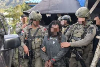 Petugas Satgas Operasi Damai Cartenz 2026 mengamankan terduga anggota KKB Kodap VIII Intan Jaya berinisial EK saat operasi patroli di Kampung Bilogai, Distrik Sugapa, Kabupaten Intan Jaya, Papua Tengah. (Posnews/Ist)