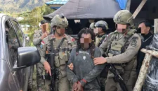 Petugas Satgas Operasi Damai Cartenz 2026 mengamankan terduga anggota KKB Kodap VIII Intan Jaya berinisial EK saat operasi patroli di Kampung Bilogai, Distrik Sugapa, Kabupaten Intan Jaya, Papua Tengah. (Posnews/Ist)