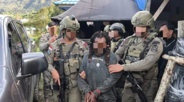 Petugas Satgas Operasi Damai Cartenz 2026 mengamankan terduga anggota KKB Kodap VIII Intan Jaya berinisial EK saat operasi patroli di Kampung Bilogai, Distrik Sugapa, Kabupaten Intan Jaya, Papua Tengah. (Posnews/Ist)