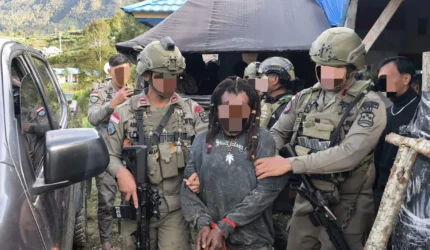 Petugas Satgas Operasi Damai Cartenz 2026 mengamankan terduga anggota KKB Kodap VIII Intan Jaya berinisial EK saat operasi patroli di Kampung Bilogai, Distrik Sugapa, Kabupaten Intan Jaya, Papua Tengah.