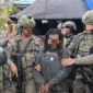 Petugas Satgas Operasi Damai Cartenz 2026 mengamankan terduga anggota KKB Kodap VIII Intan Jaya berinisial EK saat operasi patroli di Kampung Bilogai, Distrik Sugapa, Kabupaten Intan Jaya, Papua Tengah. (Posnews/Ist)