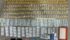 Petugas Satresnarkoba Polres Metro Jakarta Pusat menunjukkan barang bukti ribuan butir obat keras ilegal hasil penggerebekan toko kosmetik yang dijadikan kedok peredaran obat tanpa izin di kawasan Juanda, Sawah Besar. (Posnews/Ist)