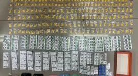 Petugas Satresnarkoba Polres Metro Jakarta Pusat menunjukkan barang bukti ribuan butir obat keras ilegal hasil penggerebekan toko kosmetik yang dijadikan kedok peredaran obat tanpa izin di kawasan Juanda, Sawah Besar. (Posnews/Ist)