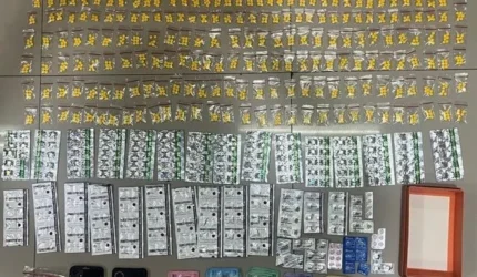 Petugas Satresnarkoba Polres Metro Jakarta Pusat menunjukkan barang bukti ribuan butir obat keras ilegal hasil penggerebekan toko kosmetik yang dijadikan kedok peredaran obat tanpa izin di kawasan Juanda, Sawah Besar.