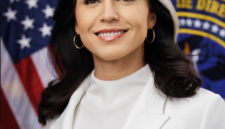 Reshuffle kabinet berlanjut. Tulsi Gabbard resmi mundur dari jabatannya sebagai Direktur Intelijen Nasional (DNI) di tengah spekulasi tekanan Gedung Putih dan isu kesehatan keluarga. Dok: Istimewa.