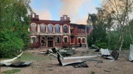 Bara di garis depan. Pasukan Ukraina meluncurkan serangan drone masif terhadap terminal minyak utama Rusia di Novorossiysk, sementara jumlah korban tewas akibat serangan di asrama mahasiswa Starobilsk mencapai 18 jiwa. Dok: Istimewa.