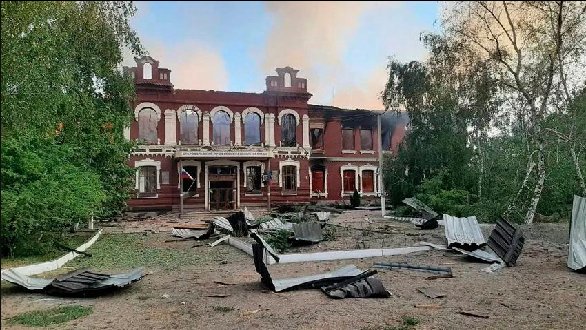 Bara di garis depan. Pasukan Ukraina meluncurkan serangan drone masif terhadap terminal minyak utama Rusia di Novorossiysk, sementara jumlah korban tewas akibat serangan di asrama mahasiswa Starobilsk mencapai 18 jiwa. Dok: Istimewa.