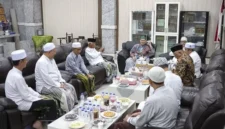 Sejumlah kiai sepuh PBNU bertemu Rais Aam KH Miftachul Akhyar di Surabaya untuk membahas percepatan Muktamar ke-35 NU tahun 2026. (Posnews/PBNU)