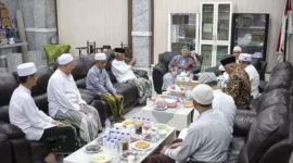 Sejumlah kiai sepuh PBNU bertemu Rais Aam KH Miftachul Akhyar di Surabaya untuk membahas percepatan Muktamar ke-35 NU tahun 2026. (Posnews/PBNU)