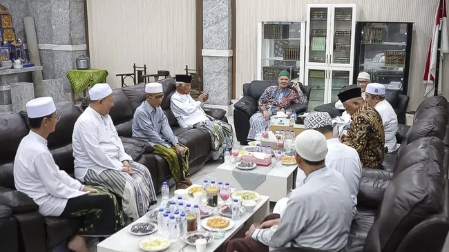Sejumlah kiai sepuh PBNU bertemu Rais Aam KH Miftachul Akhyar di Surabaya untuk membahas percepatan Muktamar ke-35 NU tahun 2026. (Posnews/PBNU)