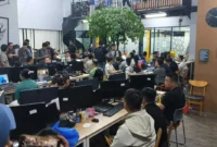 Ratusan WNA terduga pelaku judi online internasional saat diamankan polisi di Jakarta Barat. (Posnews/Ist)