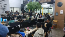 Ratusan WNA terduga pelaku judi online internasional saat diamankan polisi di Jakarta Barat. (Posnews/Ist)