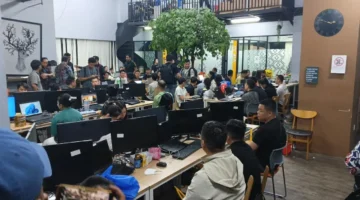 Ratusan WNA terduga pelaku judi online internasional saat diamankan polisi di Jakarta Barat. (Posnews/Ist)