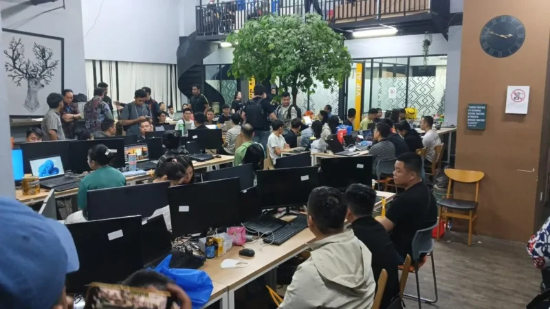 Ratusan WNA terduga pelaku judi online internasional saat diamankan polisi di Jakarta Barat. (Posnews/Ist)