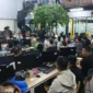 Ratusan WNA terduga pelaku judi online internasional saat diamankan polisi di Jakarta Barat. (Posnews/Ist)