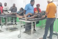 Aparat keamanan melakukan pengamanan dan penyelidikan di lokasi ledakan dekat Gereja Stasi Santo Paulus Nabuni, Distrik Agisiga, Kabupaten Intan Jaya, Papua Tengah, yang menyebabkan empat warga terluka. (Posnews/Ist)