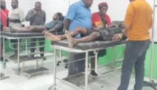 Aparat keamanan melakukan pengamanan dan penyelidikan di lokasi ledakan dekat Gereja Stasi Santo Paulus Nabuni, Distrik Agisiga, Kabupaten Intan Jaya, Papua Tengah, yang menyebabkan empat warga terluka. (Posnews/Ist)