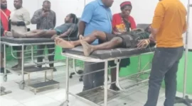 Aparat keamanan melakukan pengamanan dan penyelidikan di lokasi ledakan dekat Gereja Stasi Santo Paulus Nabuni, Distrik Agisiga, Kabupaten Intan Jaya, Papua Tengah, yang menyebabkan empat warga terluka. (Posnews/Ist)