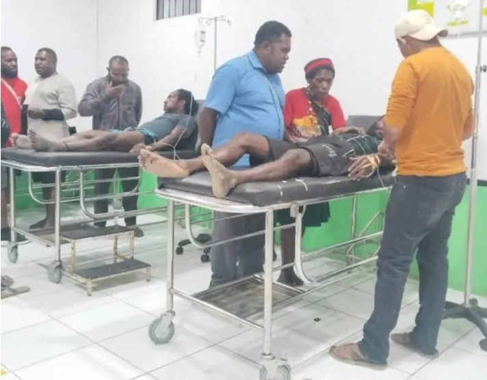 Aparat keamanan melakukan pengamanan dan penyelidikan di lokasi ledakan dekat Gereja Stasi Santo Paulus Nabuni, Distrik Agisiga, Kabupaten Intan Jaya, Papua Tengah, yang menyebabkan empat warga terluka. (Posnews/Ist)