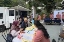 Petugas Kantor Imigrasi Kelas I Non TPI Depok melayani warga yang mengurus paspor dalam kegiatan Car Free Day (CFD) di kawasan Depok Open Space (DOS). (Posnews/Imigrasidepok)