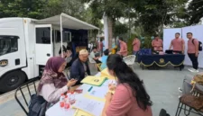 Petugas Kantor Imigrasi Kelas I Non TPI Depok melayani warga yang mengurus paspor dalam kegiatan Car Free Day (CFD) di kawasan Depok Open Space (DOS). (Posnews/Imigrasidepok)