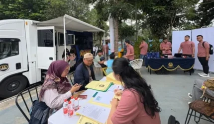 Petugas Kantor Imigrasi Kelas I Non TPI Depok melayani warga yang mengurus paspor dalam kegiatan Car Free Day (CFD) di kawasan Depok Open Space (DOS), Jalan Margonda Raya, Depok, Minggu (31/5/2026).