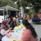Petugas Kantor Imigrasi Kelas I Non TPI Depok melayani warga yang mengurus paspor dalam kegiatan Car Free Day (CFD) di kawasan Depok Open Space (DOS). (Posnews/Imigrasidepok)