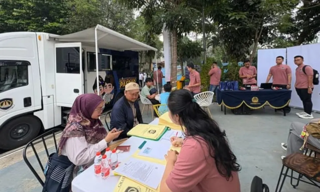 Petugas Kantor Imigrasi Kelas I Non TPI Depok melayani warga yang mengurus paspor dalam kegiatan Car Free Day (CFD) di kawasan Depok Open Space (DOS). (Posnews/Imigrasidepok)