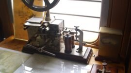Dari kejutan listrik hingga pesan lintas benua. Sejarah telegraf mencatat ambisi manusia untuk menaklukkan jarak, mengubah cara pemerintah, pedagang, dan surat kabar berinteraksi di panggung global. Dok: Istimewa.