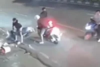 Tiga pemotor terpental usai menabrak tiang saat kabur dari kejaran kelompok bersenjata tajam di Tambora Jakarta Barat. (Posnews/Ist)