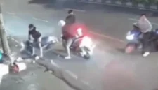 Tiga pemotor terpental usai menabrak tiang saat kabur dari kejaran kelompok bersenjata tajam di Tambora Jakarta Barat. (Posnews/Ist)