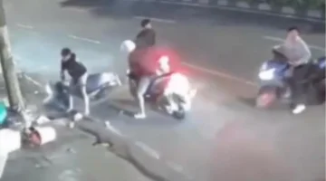 Tiga pemotor terpental usai menabrak tiang saat kabur dari kejaran kelompok bersenjata tajam di Tambora Jakarta Barat. (Posnews/Ist)