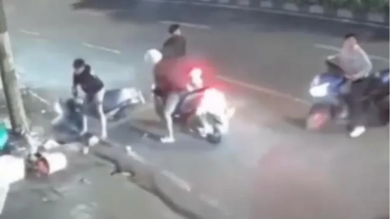 Tiga pemotor terpental usai menabrak tiang saat kabur dari kejaran kelompok bersenjata tajam di Tambora Jakarta Barat. (Posnews/Ist)
