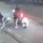 Tiga pemotor terpental usai menabrak tiang saat kabur dari kejaran kelompok bersenjata tajam di Tambora Jakarta Barat. (Posnews/Ist)