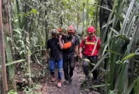 Tim SAR mengevakuasi korban tewas akibat erupsi Gunung Dukono di Halmahera Utara, Maluku Utara. (Posnews/Ist)