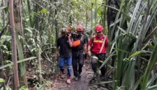 Tim SAR mengevakuasi korban tewas akibat erupsi Gunung Dukono di Halmahera Utara, Maluku Utara. (Posnews/Ist)