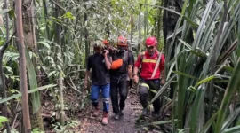 Tim SAR mengevakuasi korban tewas akibat erupsi Gunung Dukono di Halmahera Utara, Maluku Utara. (Posnews/Ist)