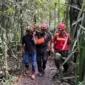 Tim SAR mengevakuasi korban tewas akibat erupsi Gunung Dukono di Halmahera Utara, Maluku Utara. (Posnews/Ist)
