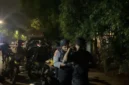 Petugas Patroli Perintis Presisi Polda Metro Jaya mengamankan 15 pemuda diduga hendak tawuran di Jakarta Timur serta menyita tujuh bilah celurit dan empat sepeda motor sebagai barang bukti. (Posnews/Ist)