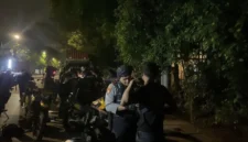 Petugas Patroli Perintis Presisi Polda Metro Jaya mengamankan 15 pemuda diduga hendak tawuran di Jakarta Timur serta menyita tujuh bilah celurit dan empat sepeda motor sebagai barang bukti. (Posnews/Ist)
