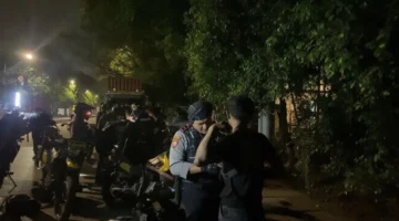 Petugas Patroli Perintis Presisi Polda Metro Jaya mengamankan 15 pemuda diduga hendak tawuran di Jakarta Timur serta menyita tujuh bilah celurit dan empat sepeda motor sebagai barang bukti. (Posnews/Ist)