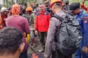 Tim SAR gabungan mengevakuasi korban pendaki yang tewas tertimbun pasir vulkanik akibat erupsi Gunung Dukono di Halmahera Utara, Maluku Utara. (Posnews/Ist)