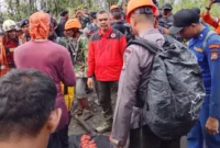 Tim SAR dan aparat kepolisian mengevakuasi pendaki korban erupsi Gunung Dukono di Halmahera Utara, Maluku Utara.
(Posnews/Ist)