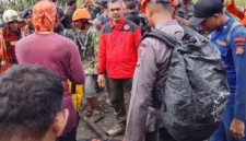 Tim SAR gabungan mengevakuasi korban pendaki yang tewas tertimbun pasir vulkanik akibat erupsi Gunung Dukono di Halmahera Utara, Maluku Utara. (Posnews/Ist)