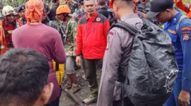 Tim SAR dan aparat kepolisian mengevakuasi pendaki korban erupsi Gunung Dukono di Halmahera Utara, Maluku Utara.
(Posnews/Ist)