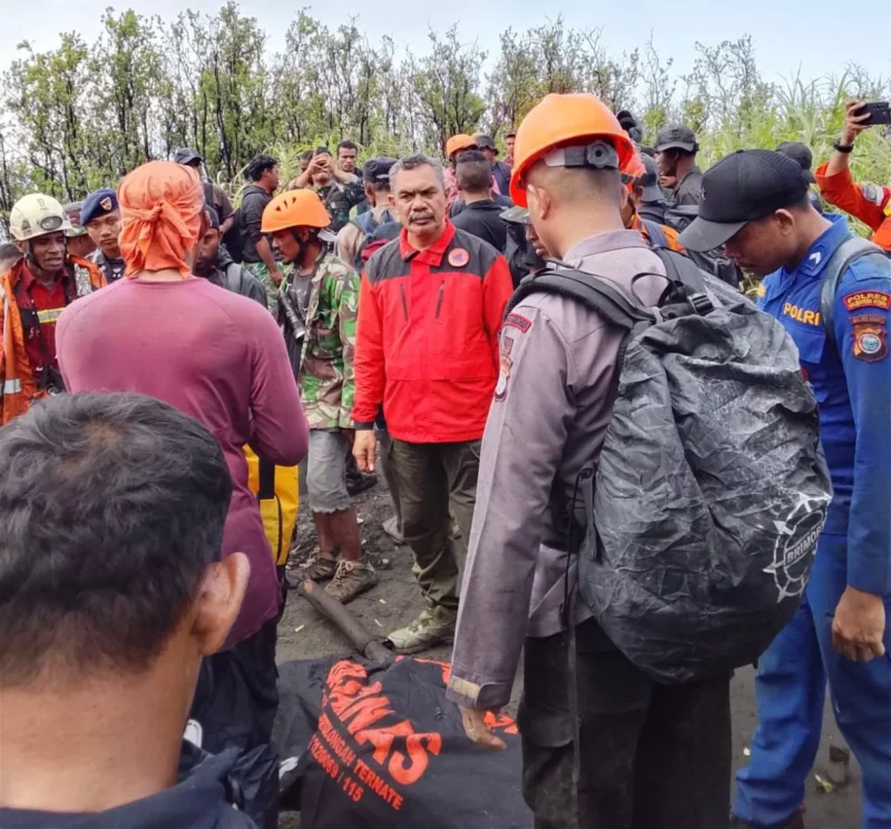 Tim SAR gabungan mengevakuasi korban pendaki yang tewas tertimbun pasir vulkanik akibat erupsi Gunung Dukono di Halmahera Utara, Maluku Utara. (Posnews/Ist)